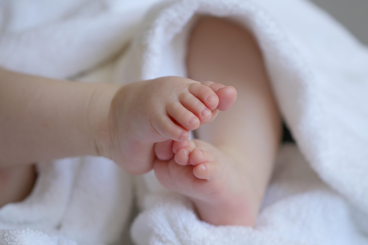 子供が足をひねったときの腫れは病院でどう対処するべき？