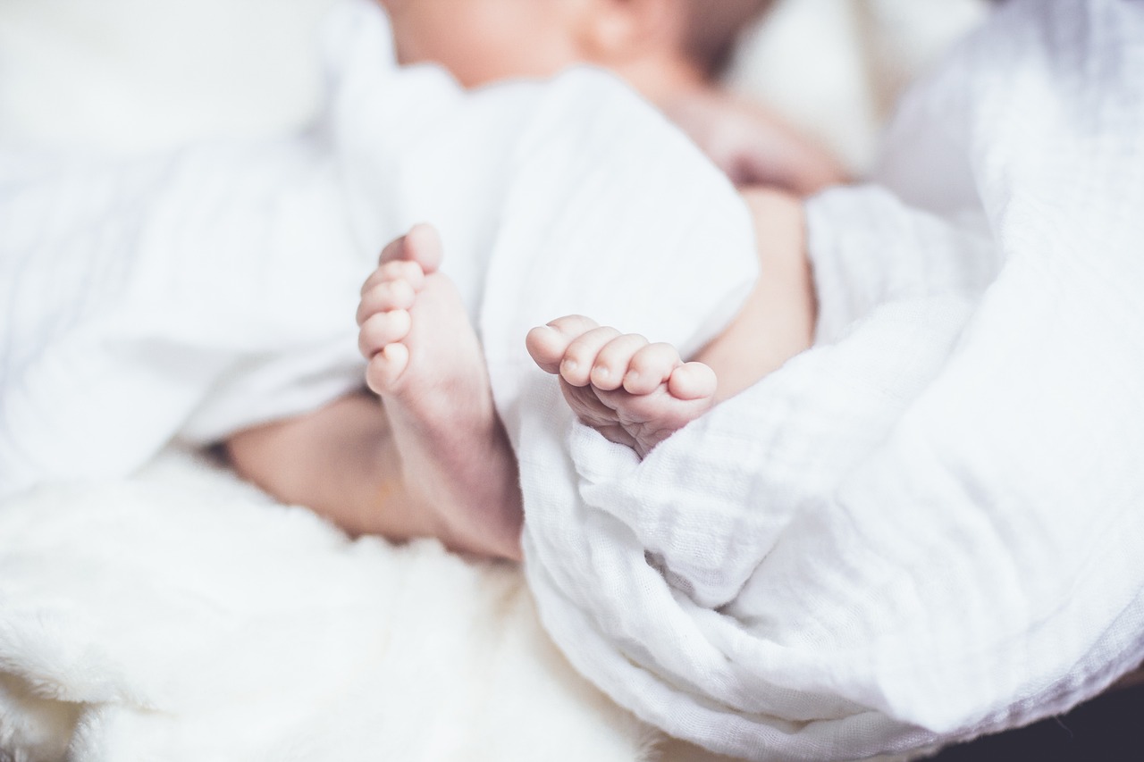 子供が足をひねったときの腫れは病院に行くべきか？
