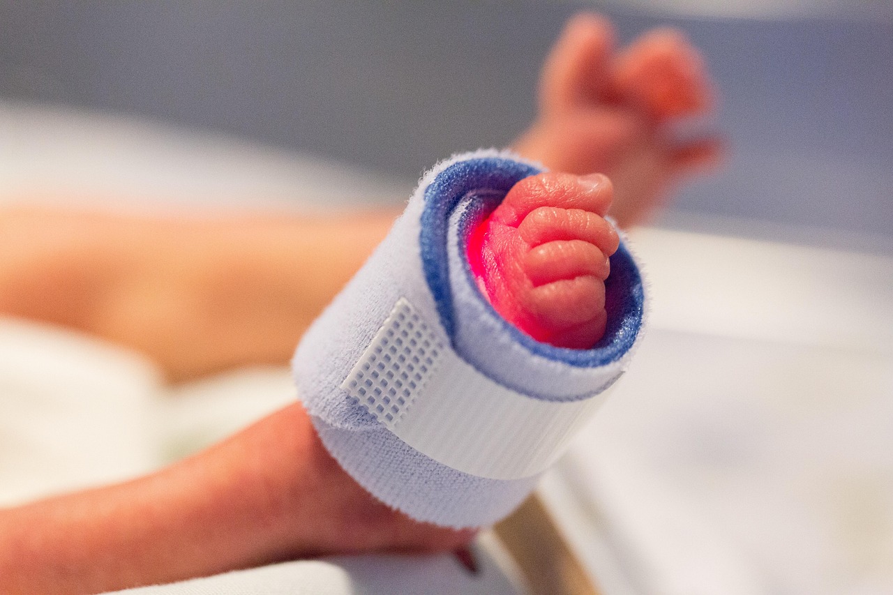 子供の全身発疹が出たとき、病院受診はいつ必要？